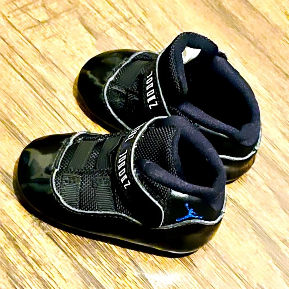 - Air Jordan Retro 11 - Picture 2 of 4